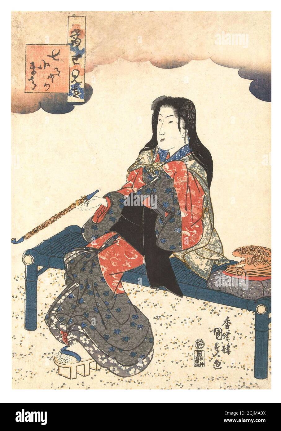 'Il fait référence aux sept Komachi Tosei mitate nana Komachi' japonaise femme dans un kimono tenant un gros tube décoré dans la main droite, assis sur un banc en bambou bleu sous un motif de nuage stylisé. Illustration japonaise boisée optimisée numériquement au XIXe siècle. Banque D'Images
