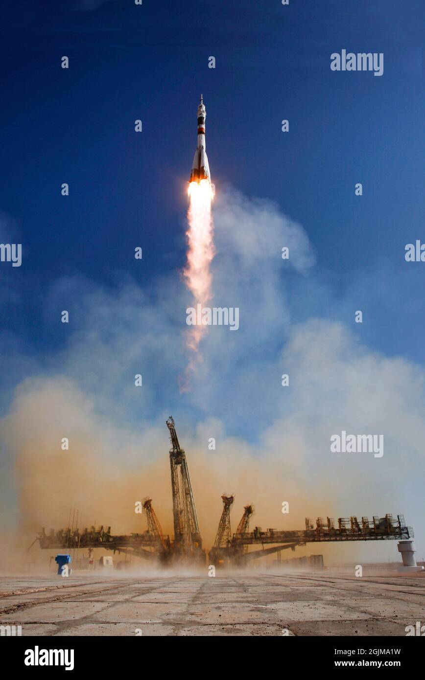 Le Soyouz TMA-16 sort du cosmodrome de Baïkonour au Kazakhstan le 30 septembre 2009 en route vers la Station spatiale internationale (ISS). Une version unique, optimisée et numériquement améliorée d'une image de la NASA par le photographe principal de la NASA Bill Ingalis / Credit NASA Banque D'Images