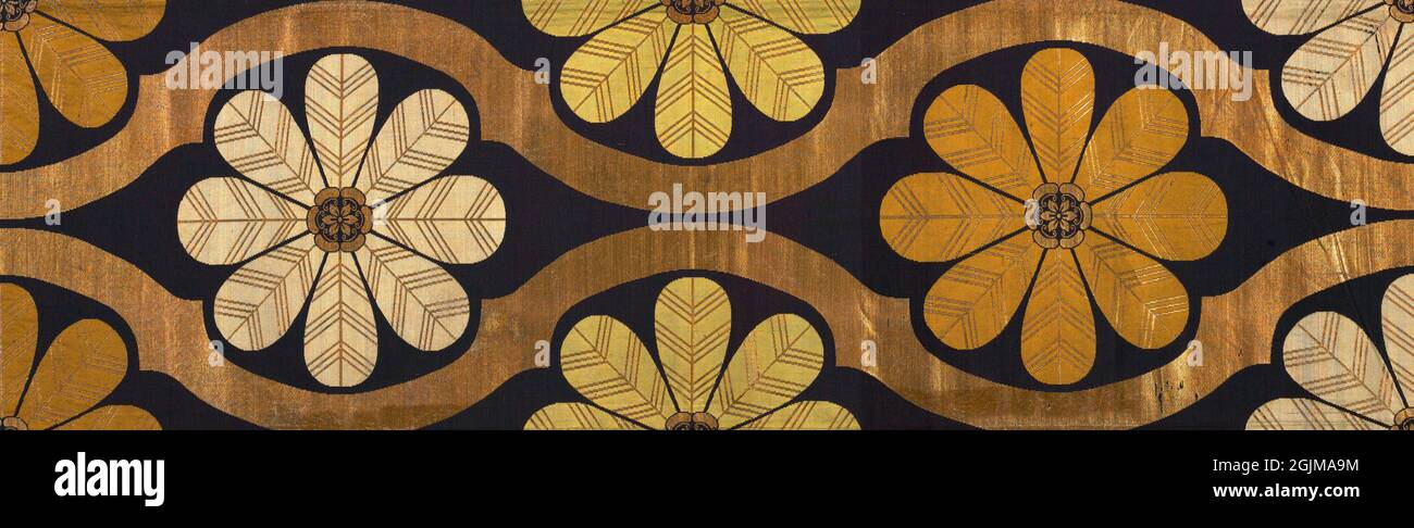 Textile de soie tissé japonais, éventuellement tissu pour un manteau. Un sergé bleu foncé armure avec un motif de courbes opposées (connu sous le nom de Tate-waku), le cadrage de grandes têtes de fleurs ouvertes. Japon Banque D'Images