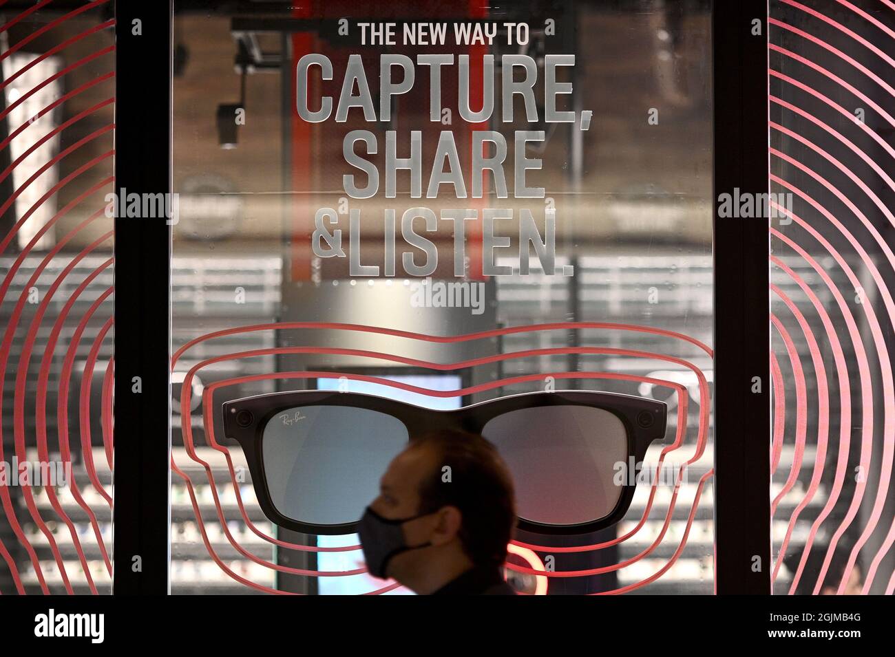 New York, États-Unis. 10 septembre 2021. Ray-Ban affiche des lunettes équipées de la technologie Facebook dans un magasin de détail Ray-Ban à New York, NY, le 10 septembre 2021. Les lunettes peuvent être activées par la voix ou le bouton, sont équipées d'une caméra de 5 mégapixels, d'un ensemble de trois microphones, de quatre gigaoctets de stockage et de vente au détail pour 299.00 $. (Photo par Anthony Behar/Sipa USA) crédit: SIPA USA/Alay Live News Banque D'Images
