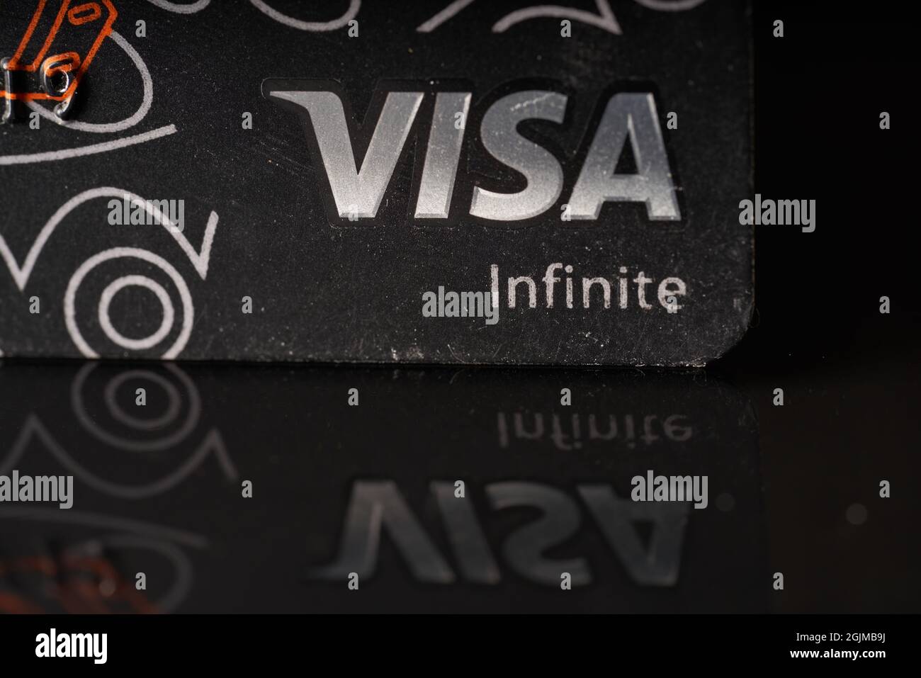 Carte de crédit marque VISA avec logo metall et réflexion dans table en  verre avec arrière-plan isolé sombre Photo Stock - Alamy
