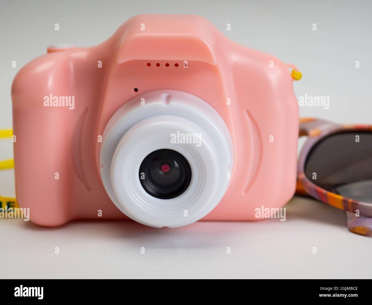 Photo d'un appareil photo rose jouets sur un fond blanc Banque D'Images