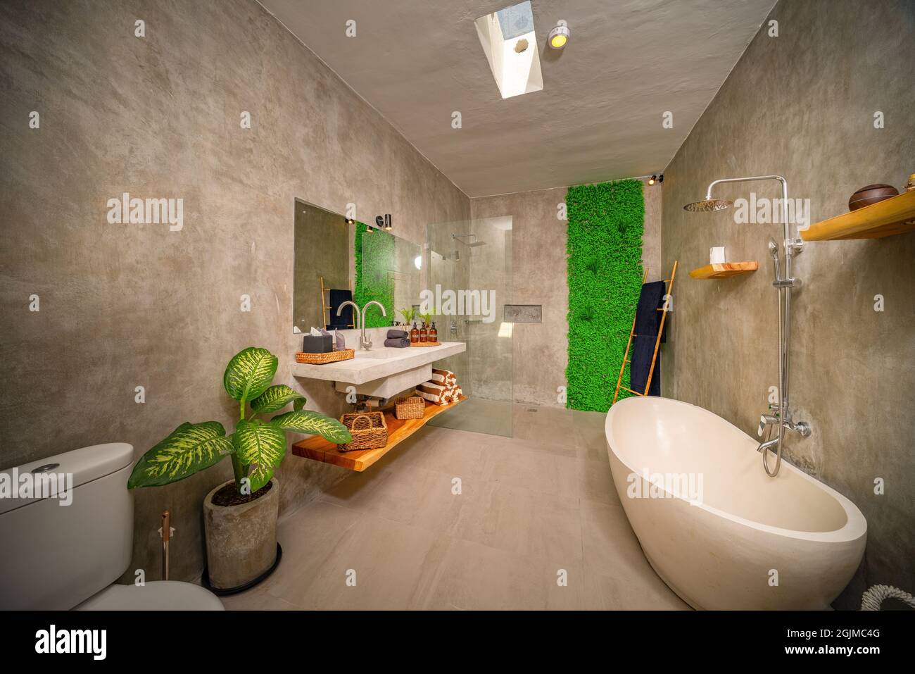 Salle de bains moderne avec baignoire ovale sur pied, bidet, armoire en  bois avec ustensiles et fenêtre panoramique couverte de stores. Conçu Photo  Stock - Alamy