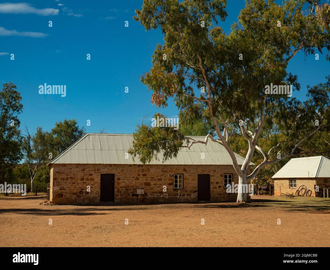 Station de télégraphe terrestre à Alice Springs avec River Red Gum. Attraction touristique du patrimoine en Australie centrale. Banque D'Images