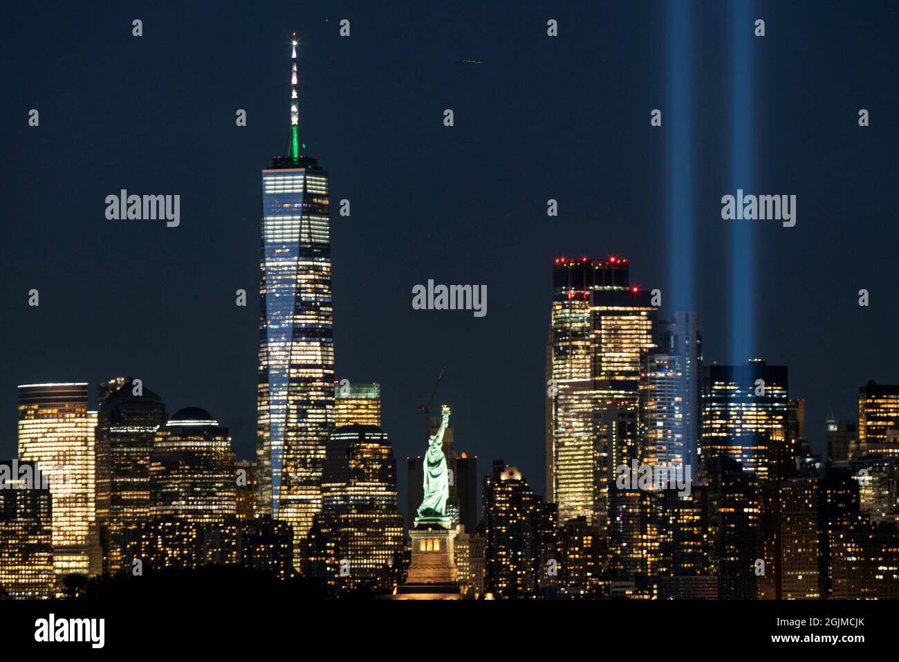 L'installation Tribute in Light, le World Trade Center et la Statue de la liberté sont vus avant le 20e anniversaire des attaques du 11 septembre à Manhattan, comme le montre Bayonne, New Jersey, États-Unis, le 10 septembre 2021. REUTERS/Eduardo Munoz Banque D'Images
