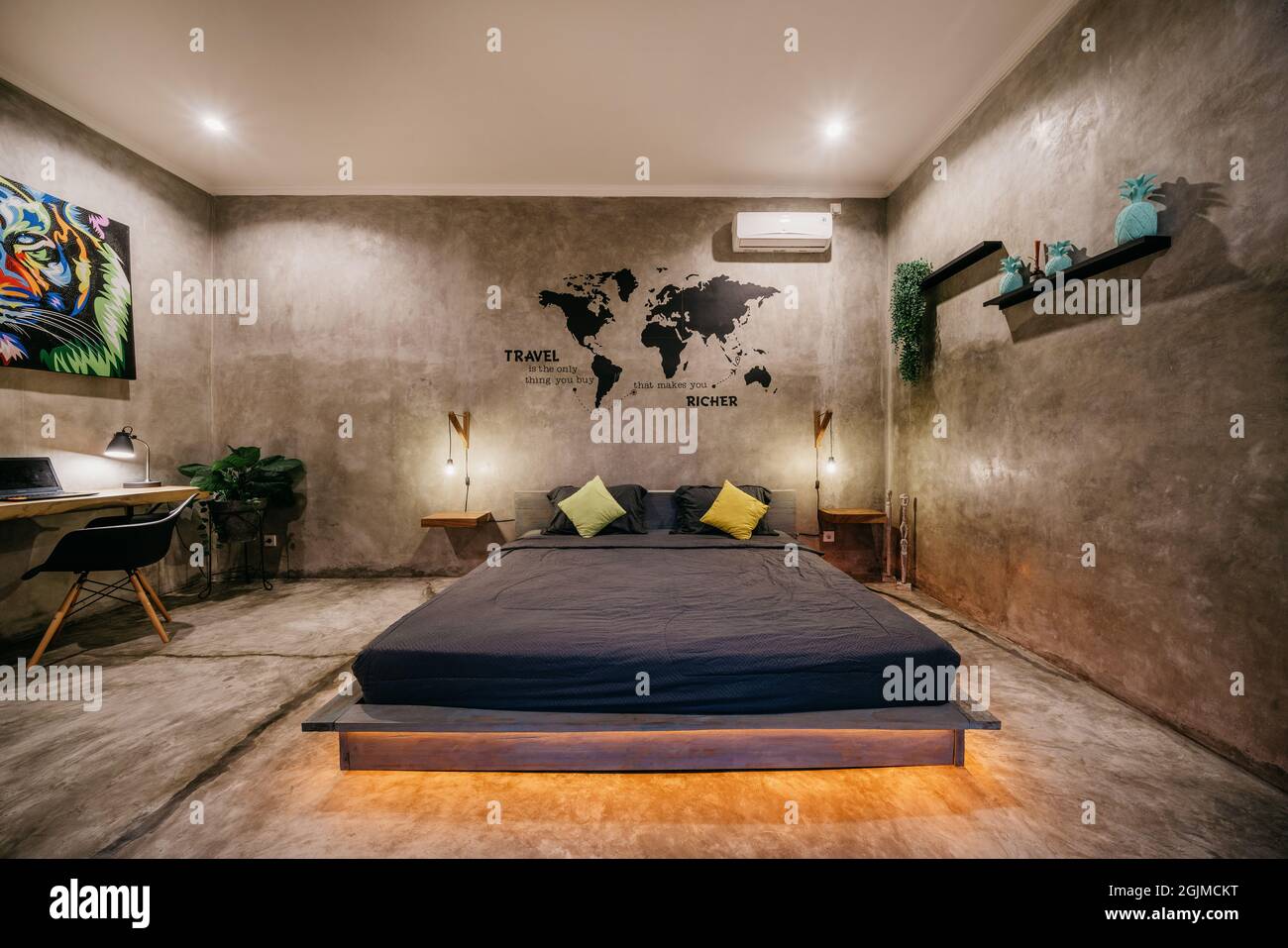 Chambre de luxe avec lit en bois moderne dans une chambre design de style  loft Photo Stock - Alamy
