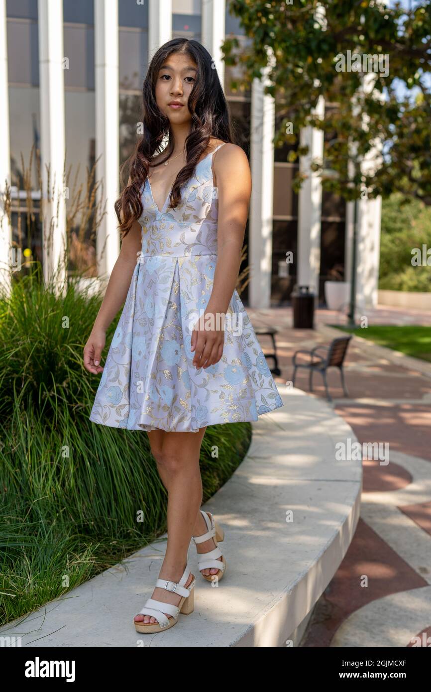 Teenage Asian Girl Walking autour du parc dans la robe Sweet 16 Banque D'Images