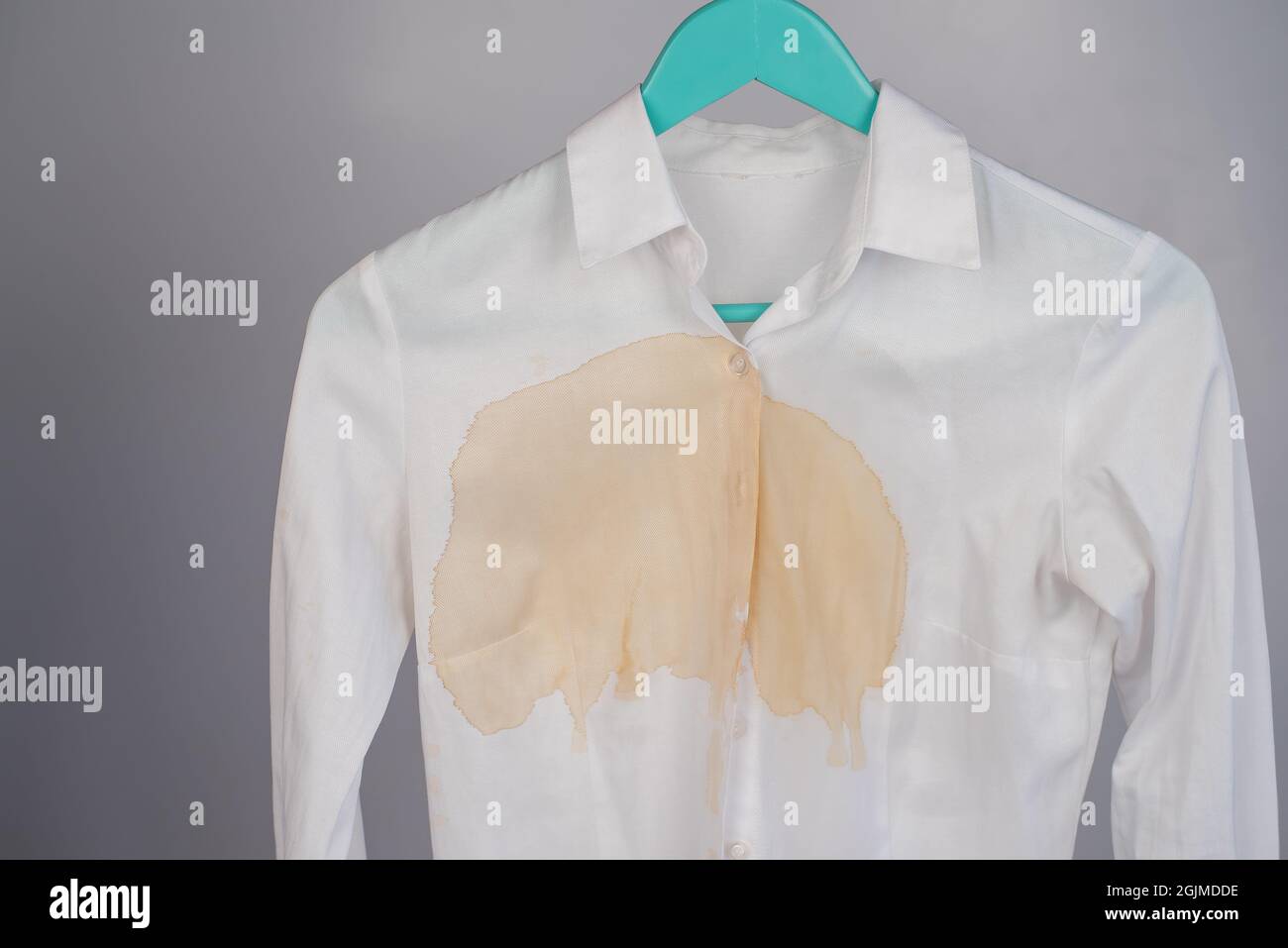 Chemise blanche de bureau pour femmes avec une tache de café sur fond blanc  Photo Stock - Alamy
