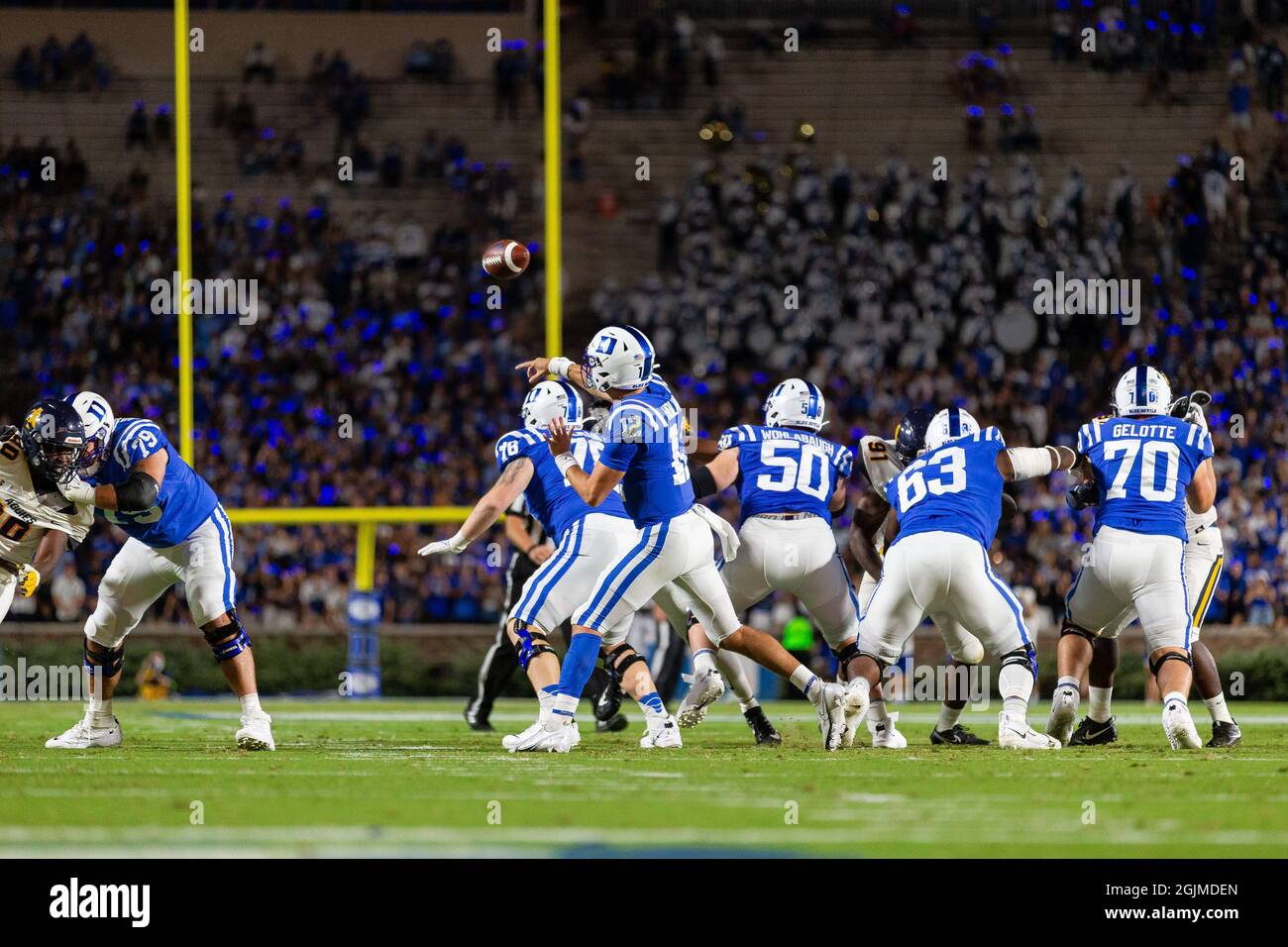 Durham, Caroline du Nord, États-Unis. 10 septembre 2021. Le quarterback de Duke Blue Devils Gunnar Holmberg (12) se lance pour la première fois contre les Agies A&T de Caroline du Nord au cours du premier trimestre de l'match de football de la NCAA au stade Wallace Wade à Durham, en Caroline du Nord. (Scott Kinser/Cal Sport Media). Crédit : csm/Alay Live News Banque D'Images