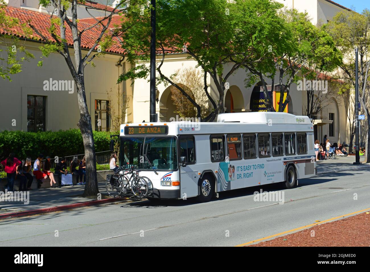 Santa Clara Valley Transportation Authority VTA Hybrid bus route 23 à la gare du centre des congrès dans le centre-ville de San Jose, Californie CA, États-Unis. Banque D'Images