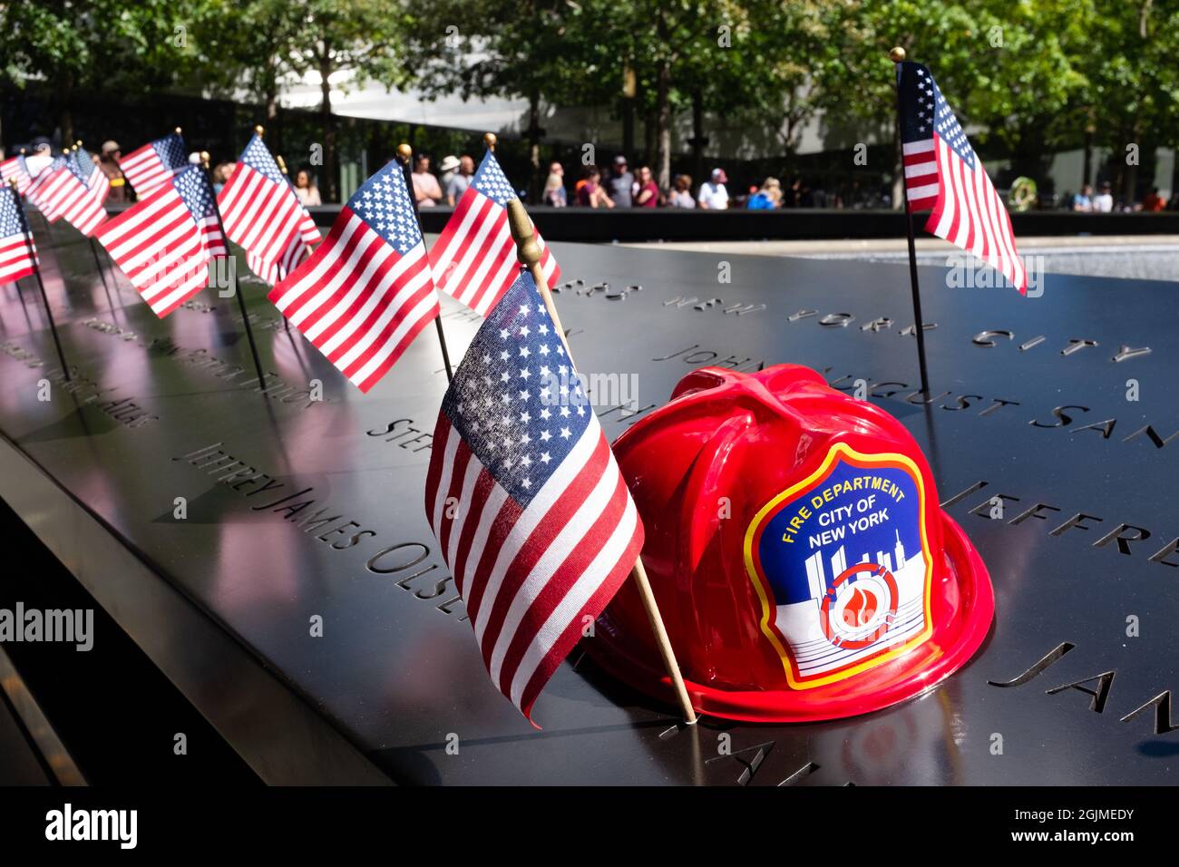 New York, NY, États-Unis. 10 septembre 2021. Les mémoriaux officiels et privés sont des HH sur le site commémoratif de 9/11 la veille du 20e anniversaire des attaques du World Trade Center. De petits drapeaux américains et le casque d'un pompier rouge pour enfants ont été placés dans une section du parapet commémoratif consacré aux pompiers morts lors de l'attaque contre le World Trade Center. Credit: Ed Lefkowicz/Alay Live News Banque D'Images New York, NY, États-Unis. 10 septembre 2021. Les mémoriaux officiels et privés sont des HH sur le site commémoratif de 9/11 la veille du 20e anniversaire des attaques du World Trade Center. De petits drapeaux américains et le casque d'un pompier rouge pour enfants ont été placés dans une section du parapet commémoratif consacré aux pompiers morts lors de l'attaque contre le World Trade Center. Credit: Ed Lefkowicz/Alay Live News Banque D'Images