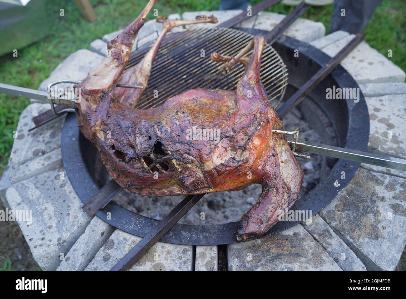 Cuisiner un agneau de printemps entier Banque de photographies et d ...