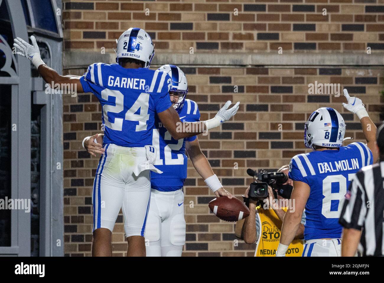 Durham, Caroline du Nord, États-Unis. 10 septembre 2021. Jarett Garner (24) célèbre avec le quarterback de Duke Blue Devils Gunnar Holmberg (12) après le touchdown du troisième trimestre de la rencontre de football de la NCAA au Wallace Wade Stadium de Durham, en Caroline du Nord. (Scott Kinser/Cal Sport Media). Crédit : csm/Alay Live News Banque D'Images