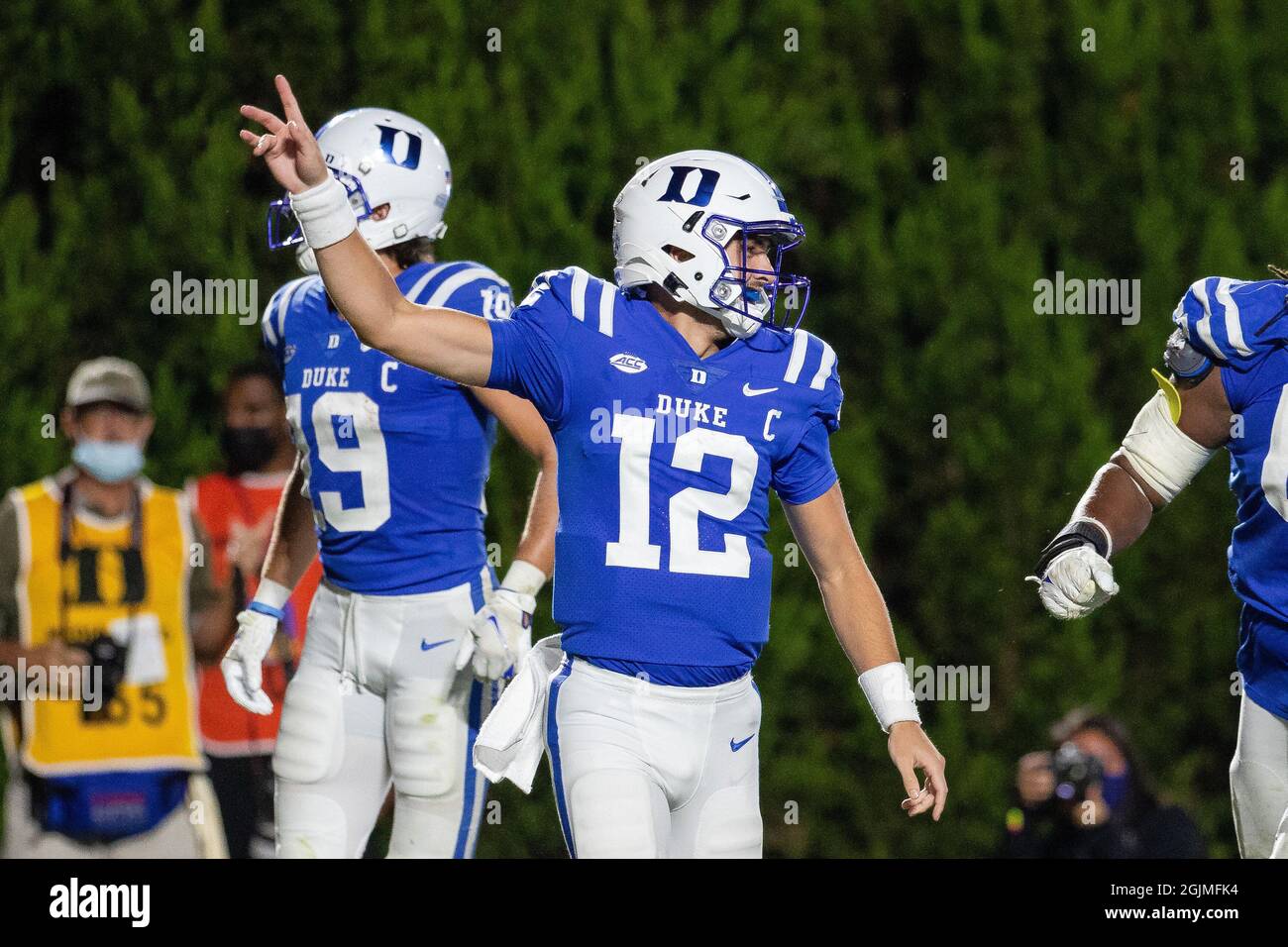 Durham, Caroline du Nord, États-Unis. 10 septembre 2021. Le quarterback de Duke Blue Devils Gunnar Holmberg (12) célèbre son touchdown contre les Agies A&T de Caroline du Nord lors du troisième trimestre de l'match de football de la NCAA au stade Wallace Wade à Durham, en Caroline du Nord. (Scott Kinser/Cal Sport Media). Crédit : csm/Alay Live News Banque D'Images