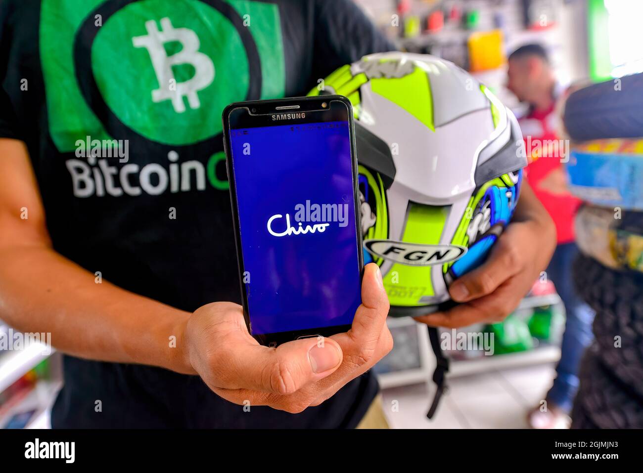 Un homme montre l'application Chivo Wallet après avoir effectué une transaction, lors de l'appel d'offres légal de crypto-monnaie.l'activité Echeveria Importer, où les pièces de réparation de moto sont vendues, a décidé de s'enregistrer comme une entreprise dans le portefeuille Chivo, bien qu'aucun client n'ait payé avec la crypto. Le gouvernement d'El Salvador a introduit le portefeuille Chivo alors que Bitcoin est devenu un appel d'offres légal depuis le 7 septembre. L'application Crypto trading a été déployée avec plusieurs problèmes techniques, car beaucoup ont choisi de recevoir une incitation financière de 30 USD. (Photo de Camilo Freedman/SOPA Images/Sipa USA) Banque D'Images