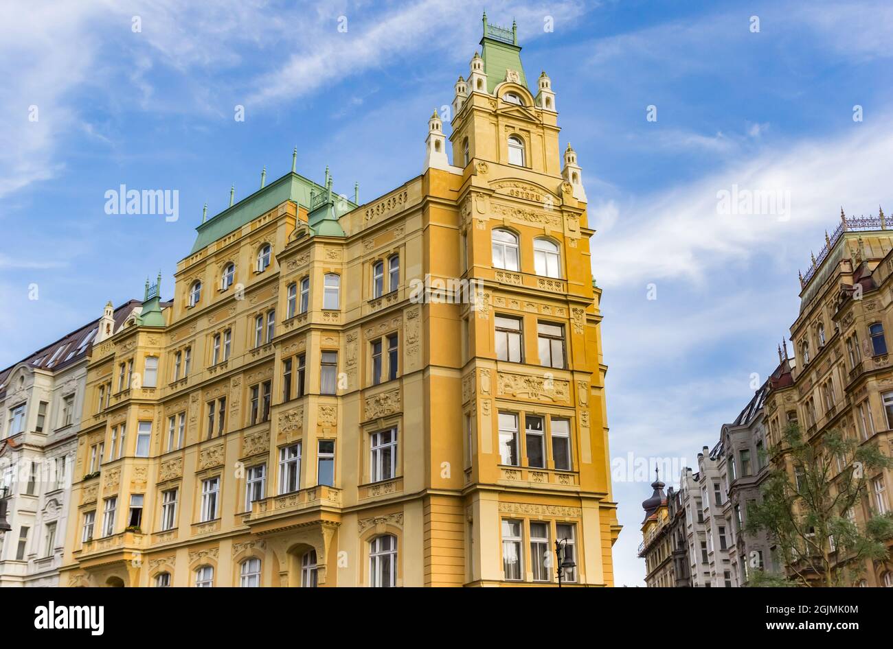 Immeuble d'appartements jaune historique à Prague, République tchèque Banque D'Images