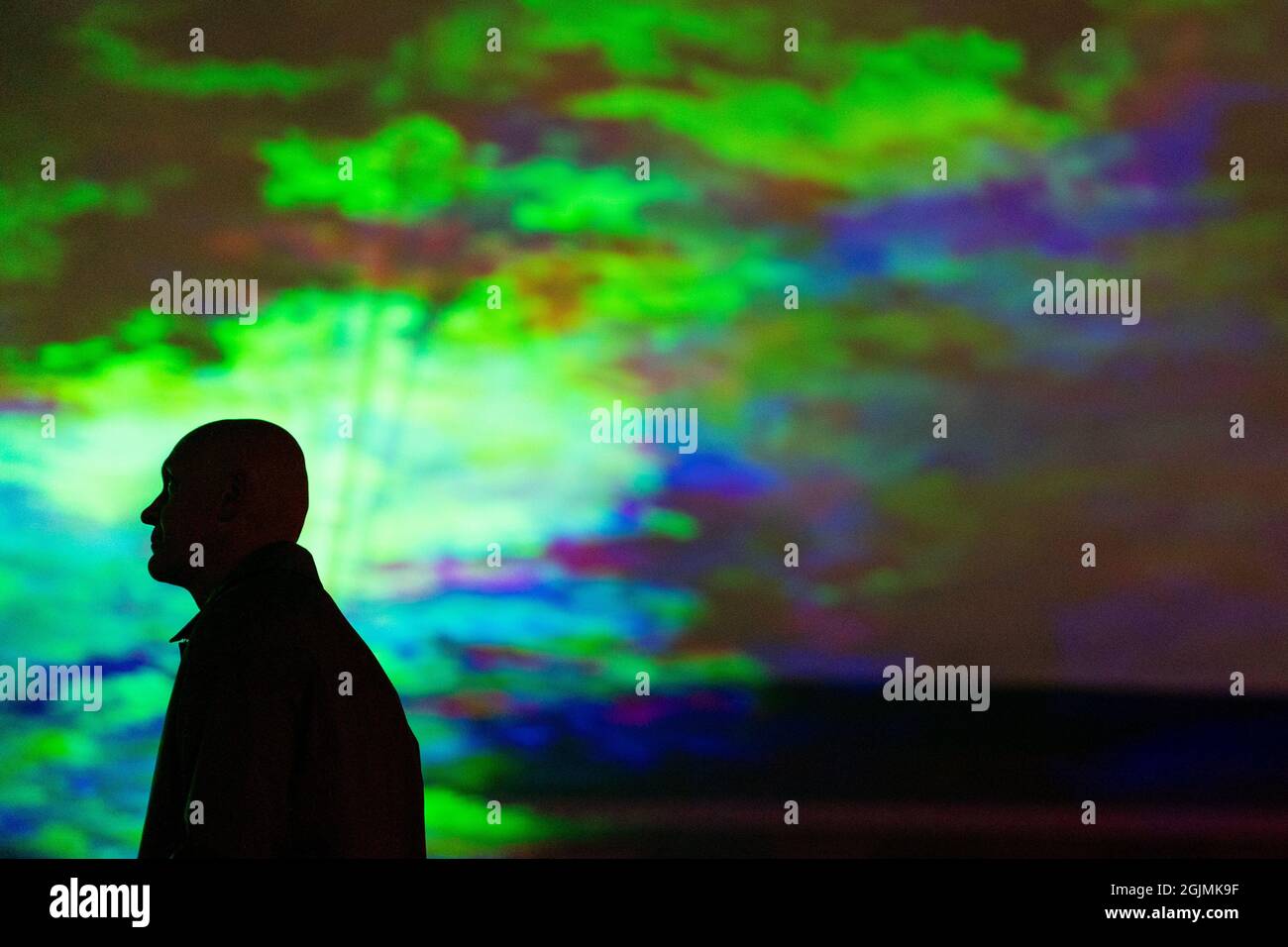 Les gens voient 'Borealis' une installation d'art laser par Dan Acher qui recrée les lumières du nord, dans le cadre du festival intentionnel de Greenwich et des Docklands à la caserne de l'Artillerie royale de Woolwich. Date de la photo : vendredi 10 septembre 2021. Banque D'Images