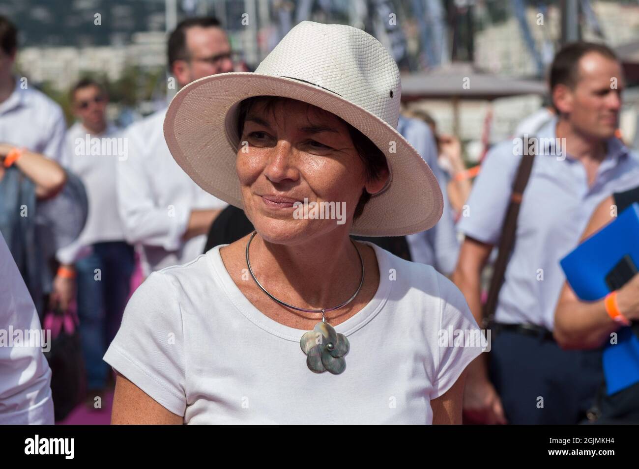 Annick Girardin est vu avec un chapeau pour se protéger du soleil pendant le festival.Annick Girardin (ministre de la mer) a inauguré et visité le Festival de Yachting de Cannes. Annulé en 2020 en raison de la pandémie du coronavirus, il s'agit du plus grand salon nautique d'Europe. Plus de 560 nouveaux bateaux seront exposés, dont près de 150 seront des premières mondiales. Pour la première fois, un cours « vert » est mis en place suite à l'obligation de réserver 1% des places portuaires pour les bateaux électriques dans les ports français. (Photo de Laurent Coust/SOPA Images/Sipa USA) Banque D'Images