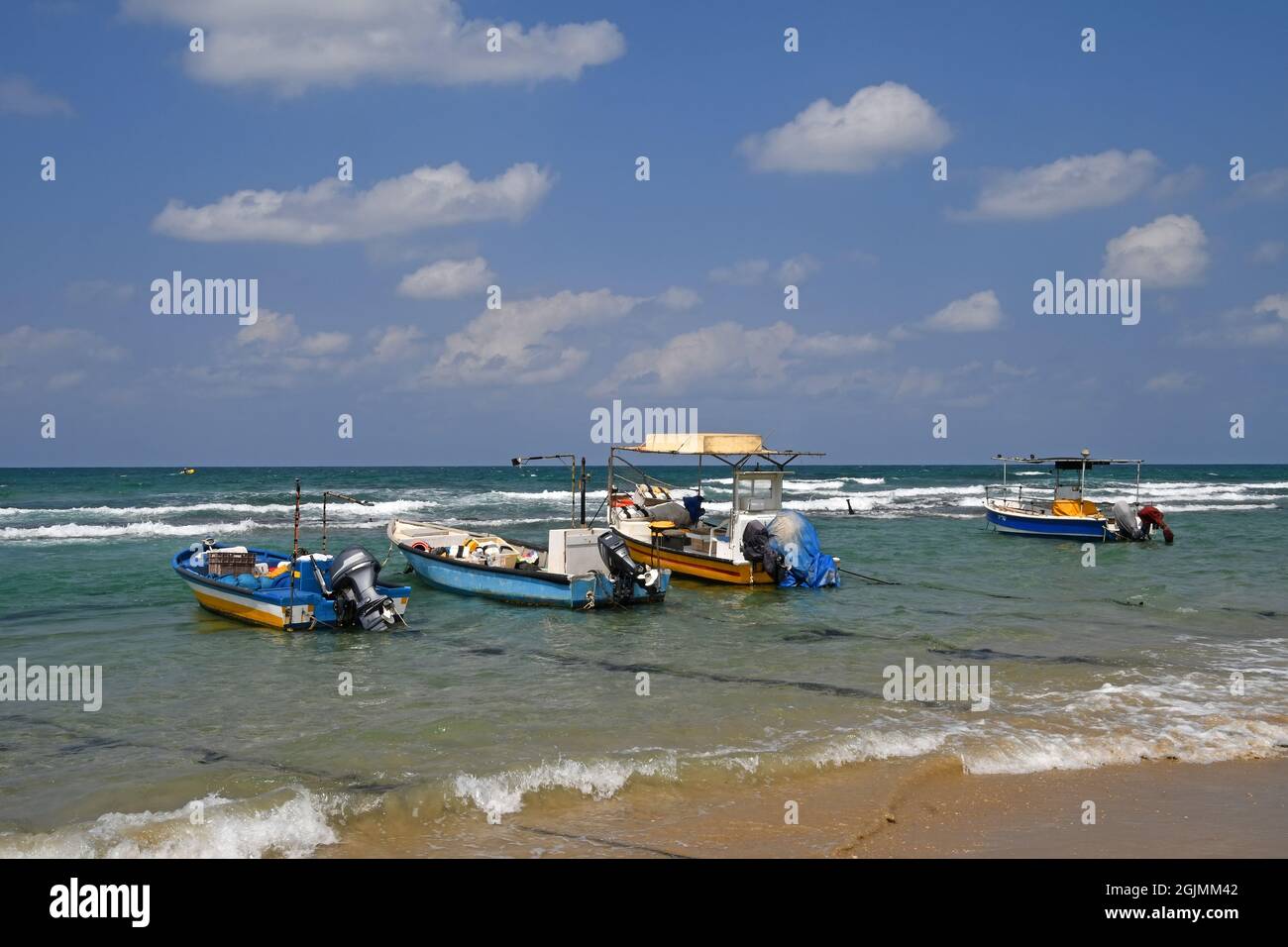 Bateaux de pêche attachés au rivage, mer Méditerranée, Israël Banque D'Images