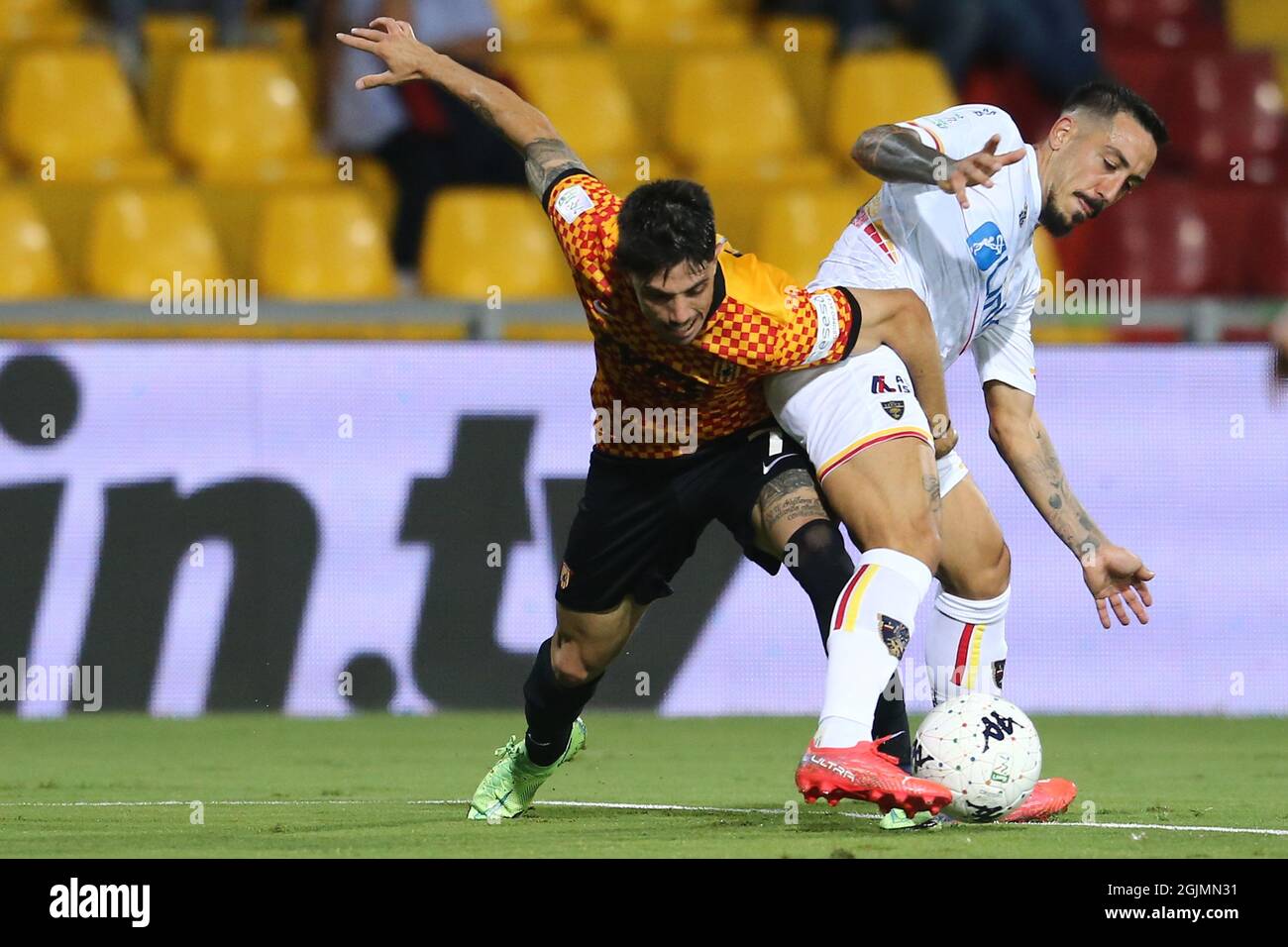 Elia Salvatore, l'avant italien de Benevento (L), défie le ballon avec Francesco Di Mariano, l'avant italien de LecceÕs, lors du match de football de la série B entre Benevento et Lecce au stade Ciro Vigorito, à Benevento, en Italie, le 10 septembre 2021 Banque D'Images