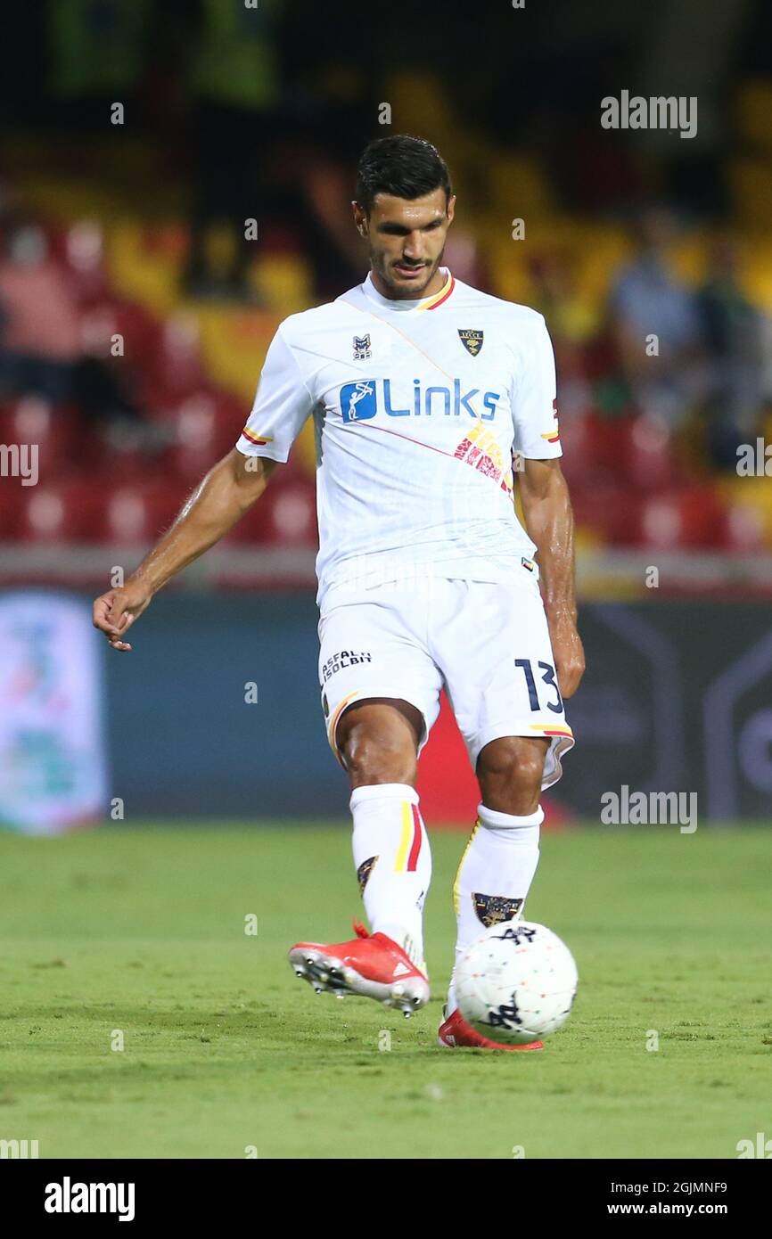 LecceÕs ItalianÊdefender Alessandro Tuia contrôle le ballon lors du match de football de la série B entre Benevento et Lecce au stade Ciro Vigorito, Benevento, Italie, le 10 septembre 2021 Banque D'Images