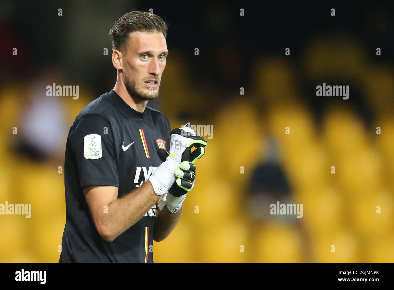 Le gardien de but italien de Benevento, Paleari Alberto, contrôle la balle lors du match de football de la série B entre Benevento et Lecce au stade Ciro Vigorto, à Benevento, en Italie, le 10 septembre 2021 Banque D'Images