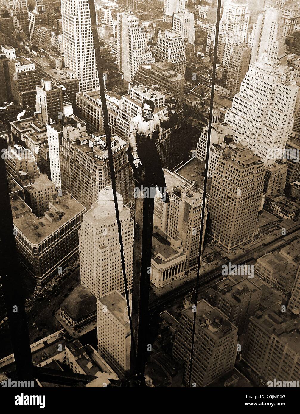 Carl Russel, travailleur des années 1930, a photographié pendant la construction du 85e étage de l'Empire State Building, assis sur une poutre droite sans aucune caractéristique de sécurité. Le gratte-ciel art déco à Manhattan, New York City, États-Unis d'Amérique. Il a été conçu par Shreve, Lamb & Harmon et construit entre 1930 et 1931. Banque D'Images