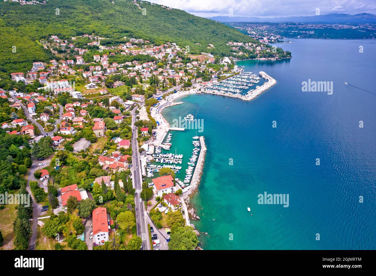 ICICI plage et front de mer à Opatija riviera vue aérienne, golfe de Kvarner de Croatie Banque D'Images