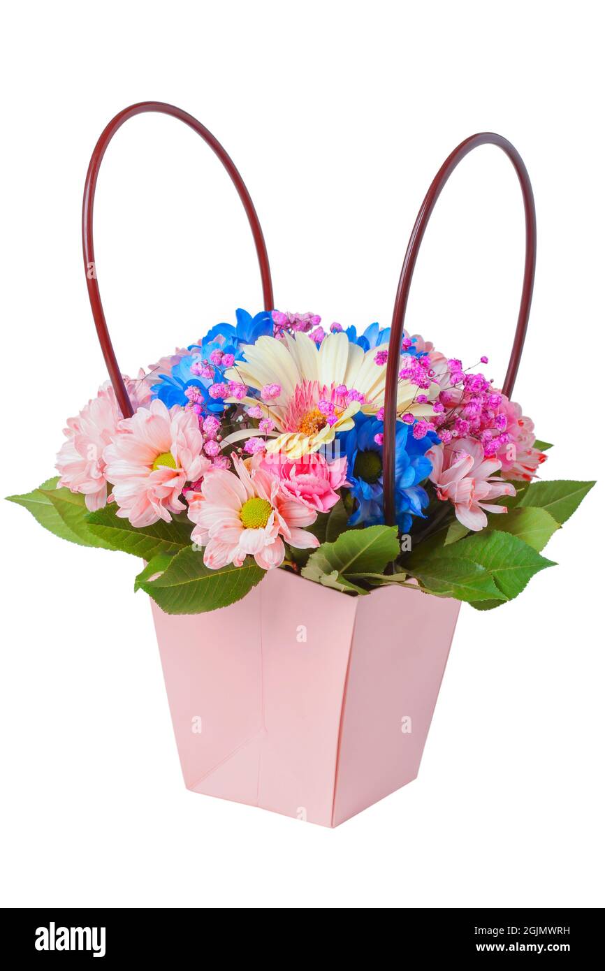 Panier avec fleurs colorées gros plan isolé sur blanc Banque D'Images