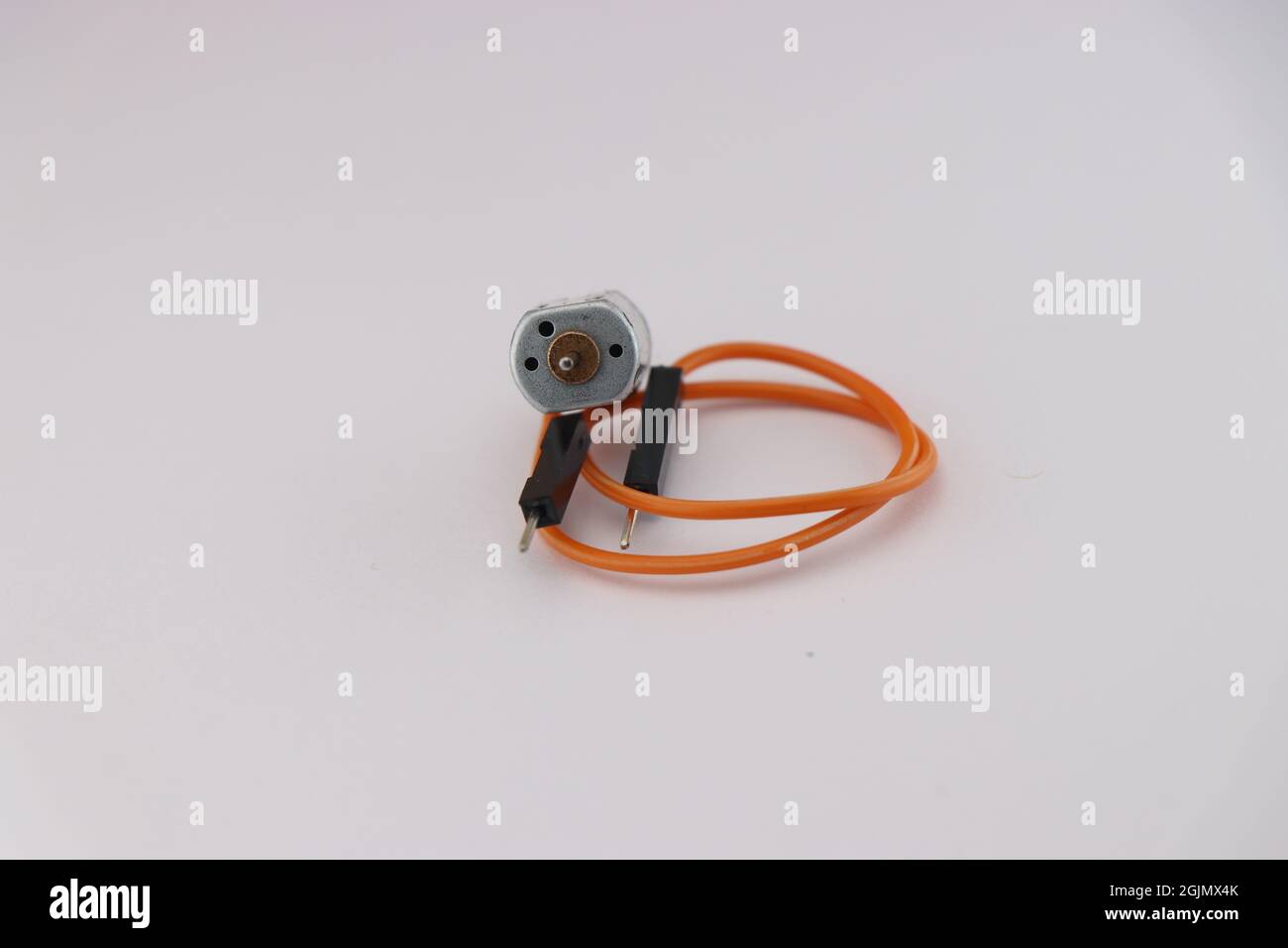 Moteur CC avec fils, le mini moteur utilisé dans les projets robotiques pour les mouvements mécaniques Banque D'Images