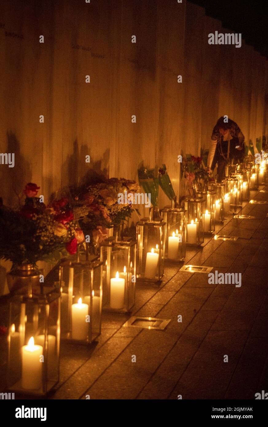 Pittsburgh, États-Unis. 11 septembre 2021. Des bougies bordent le mur des noms pendant le service de Luminaria au Monument commémoratif national du vol 93 le vendredi 10 septembre 2021, à la veille des attaques terroristes d'il y a 20 ans. Photo par Archie Carpenter/UPI crédit: UPI/Alay Live News Banque D'Images