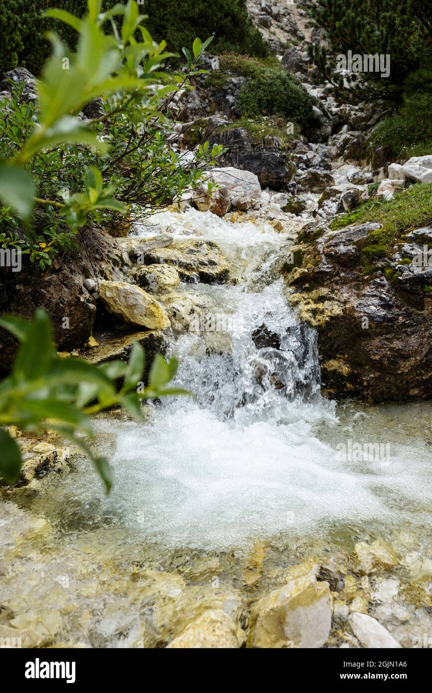 petite cascade d'eau pure sur les dolomites Banque D'Images