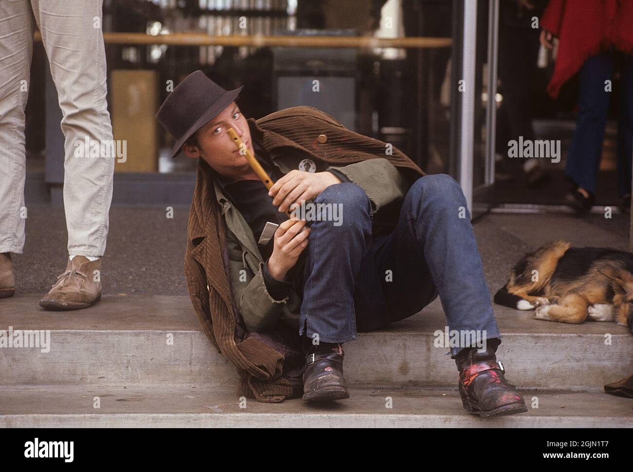 États-Unis décembre 1968. Des étudiants de l'Université de Californie à Berkeley ont vu jouer de la musique et se traîner sur le terrain de l'université. 6-1-19 crédit Roland Palm réf. 6-1-9 Banque D'Images