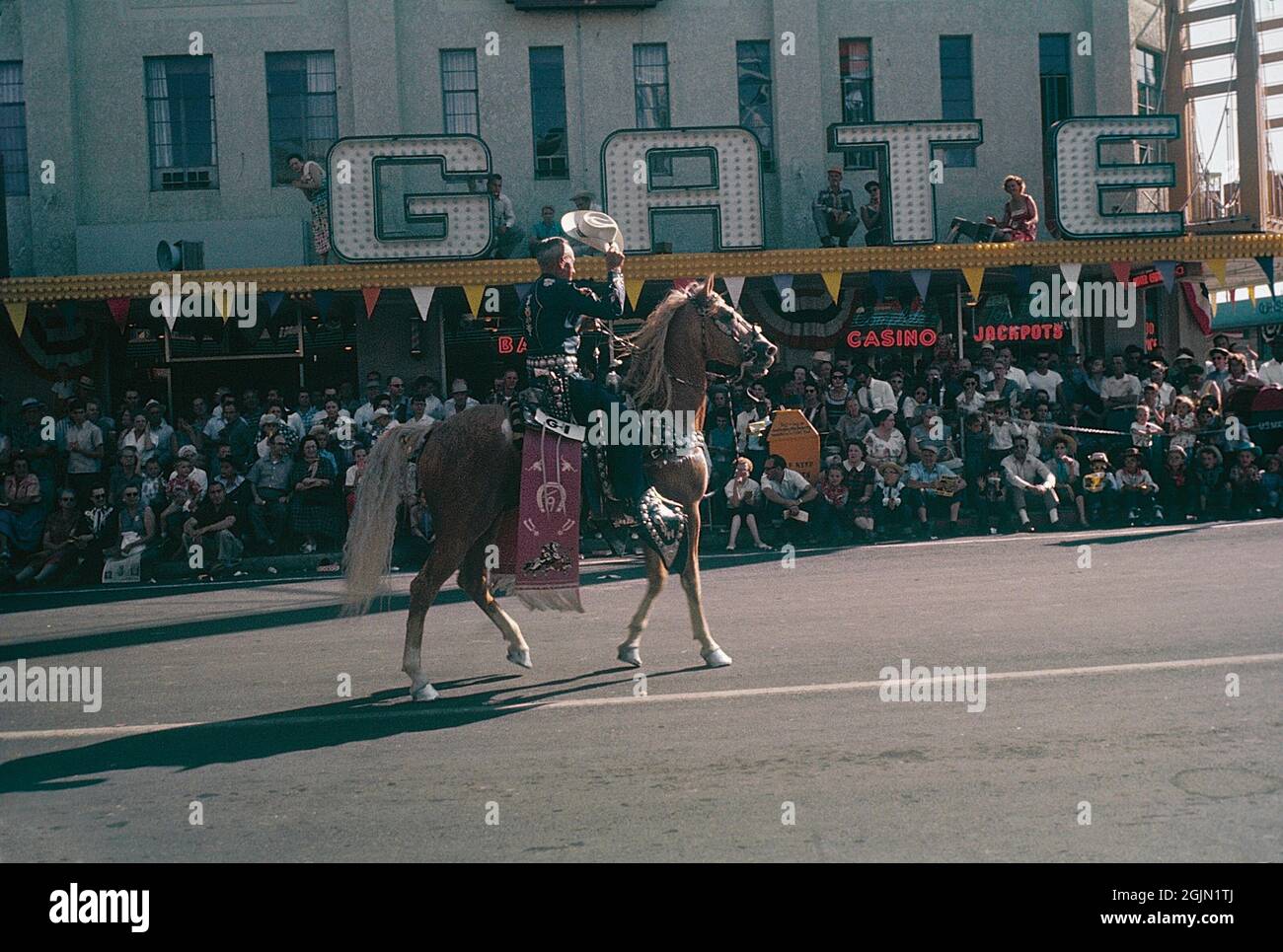 Las Vegas 1959. Une parade passe par le centre-ville de Las Vegas et Fremont Street et les gens sont debout sur les trottoirs. Original KODACHROME. Crédit Roland Palm réf. 6-2-13 Banque D'Images