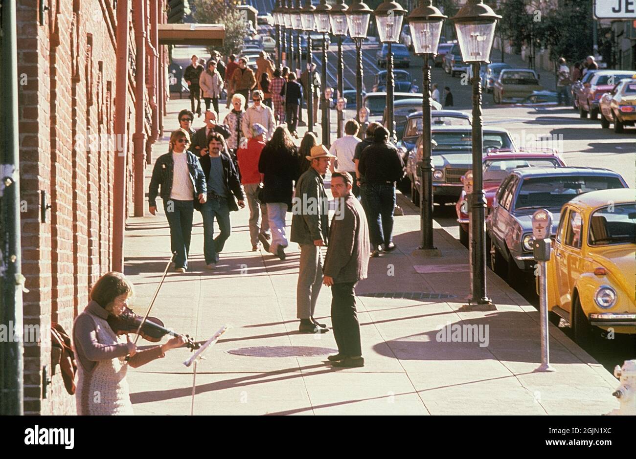 États-Unis San Francisco 1968. Une femme joue du violon dans la rue. Original KODACHROME. Crédit Roland Palm réf. 6-8-14 Banque D'Images