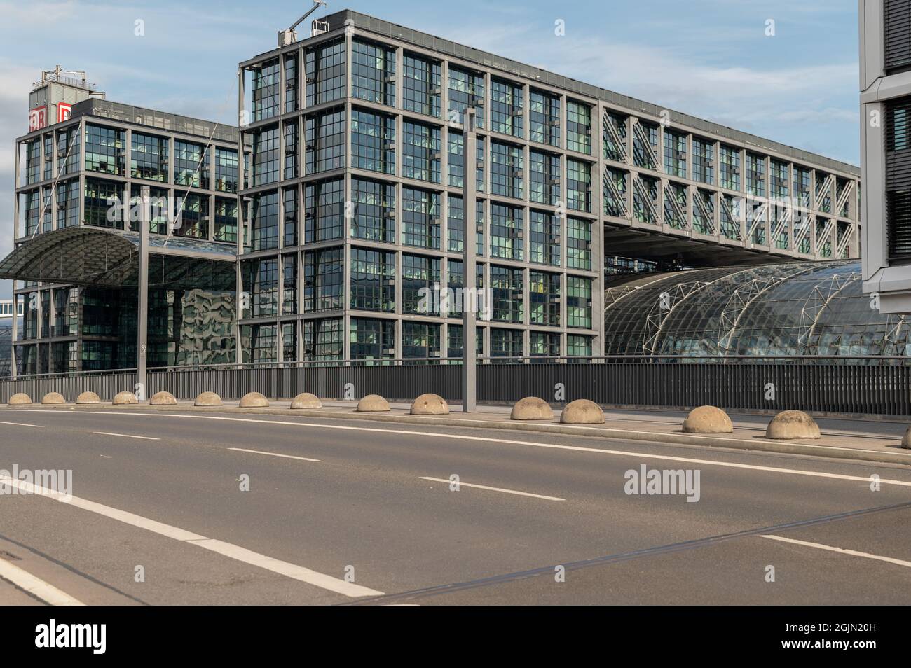 Vue sur la gare centrale de Berlin de l'autre côté de la rue Banque D'Images