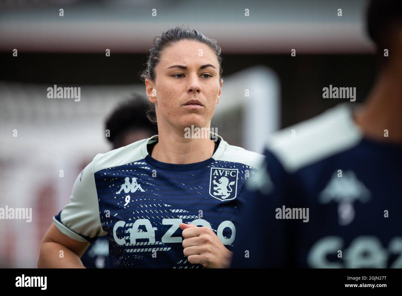 Londres, Royaume-Uni. 11 septembre 2021. Emily Gielnik, de la Villa Aston, se réchauffe devant le bâtiment de la FA WSL de Barclay contre West Ham au stade de construction de Chigwell. Crédit : Liam Asman/Alay Live News Banque D'Images