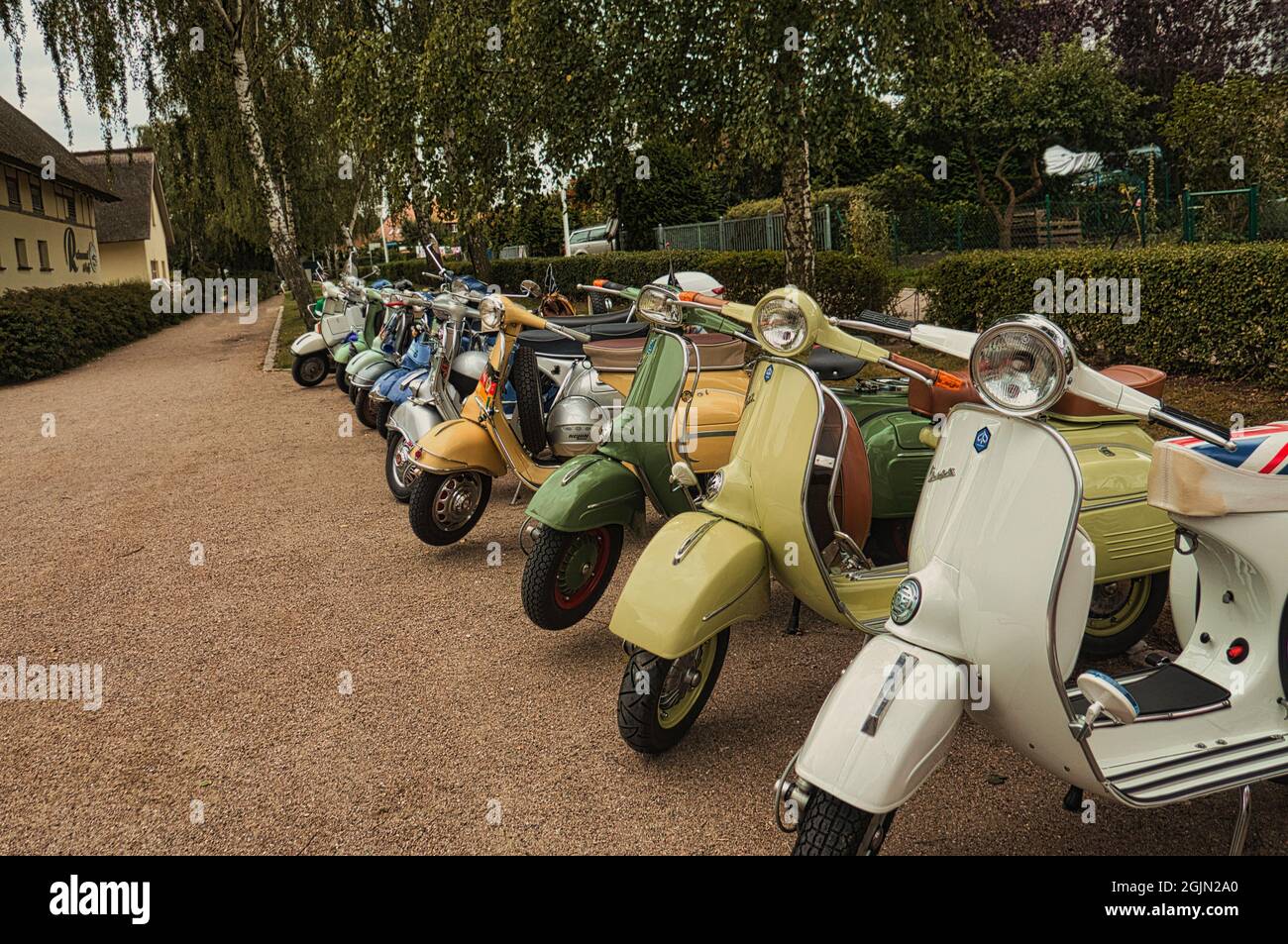 vespa une vieille moto. des années 60. Culte et beau à regarder. Les amoureux veranstallten se rencontrent souvent et gemeinsamme manèges Banque D'Images