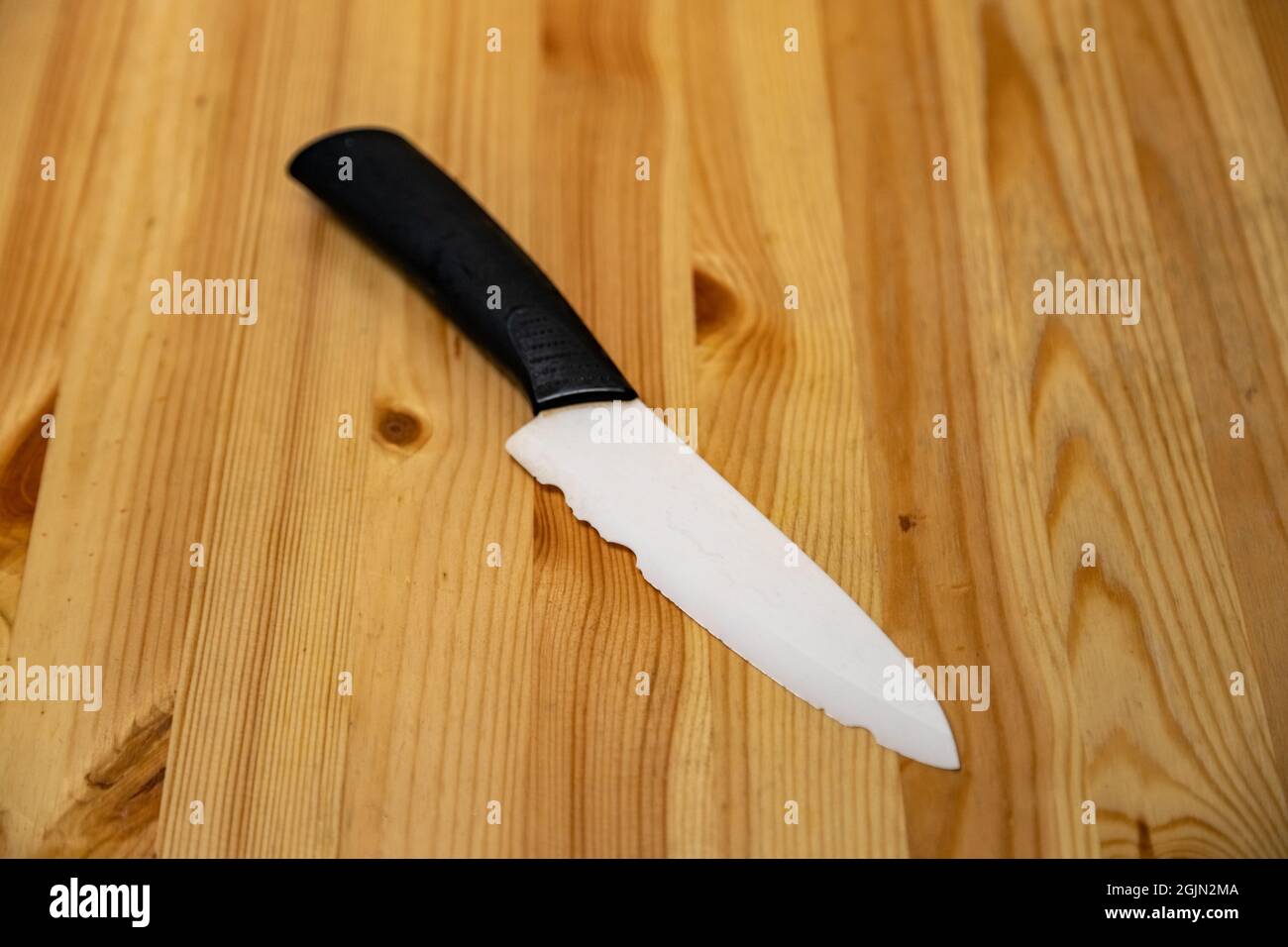 gros plan de l'ancien couteau en céramique blanc avec une lame écaillée.  couteau substandard cassé Photo Stock - Alamy