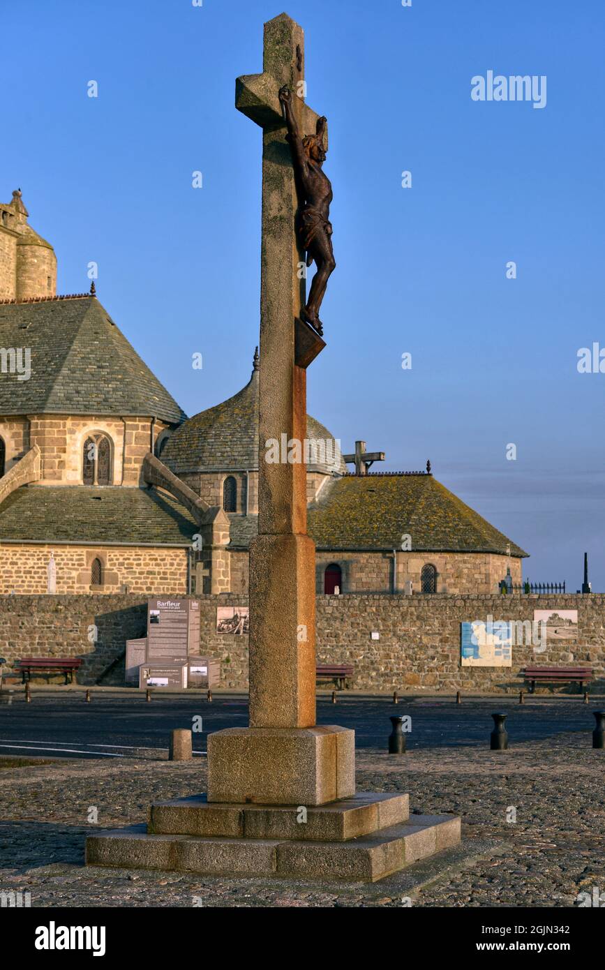 Calvaire et église Saint Nicolas à Barfleur, commune de la presqu'île du Cotentin dans le département de la Manche en Basse-Normandie en France Banque D'Images