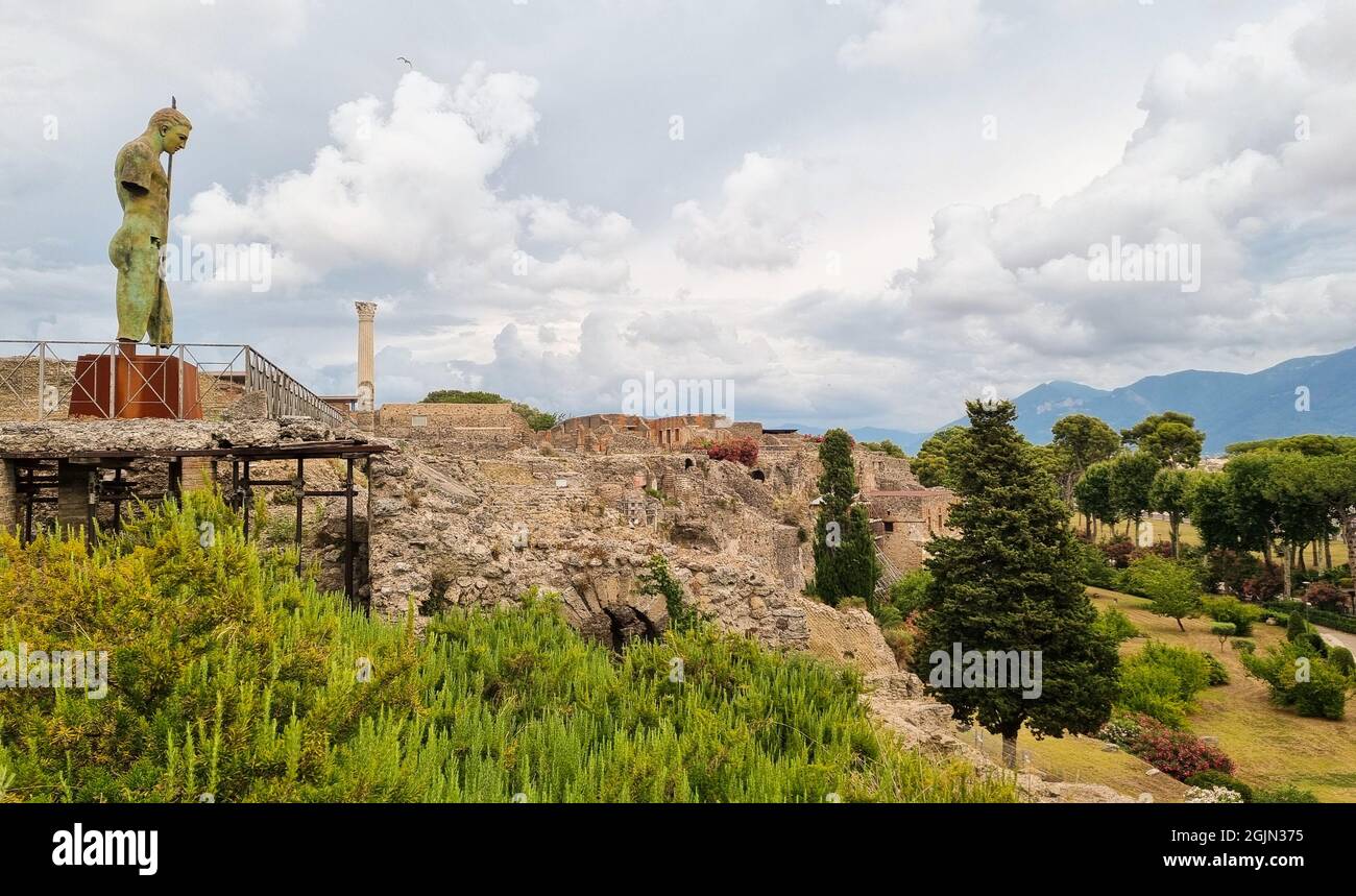 POMPÉI, ITALIE - 17 JUIN 2021 : le sanctuaire de Vénus et la statue de Daedalus de Mitoraj exposées au Parc archéologique de Pompéi. Banque D'Images