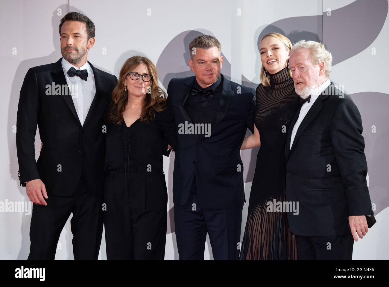 Ben Affleck, Nicole Holofcener, Matt Damon, Jodie Comer et le réalisateur Ridley Scott, assistent au tapis rouge du film « le dernier duel » au cours du 78e Banque D'Images