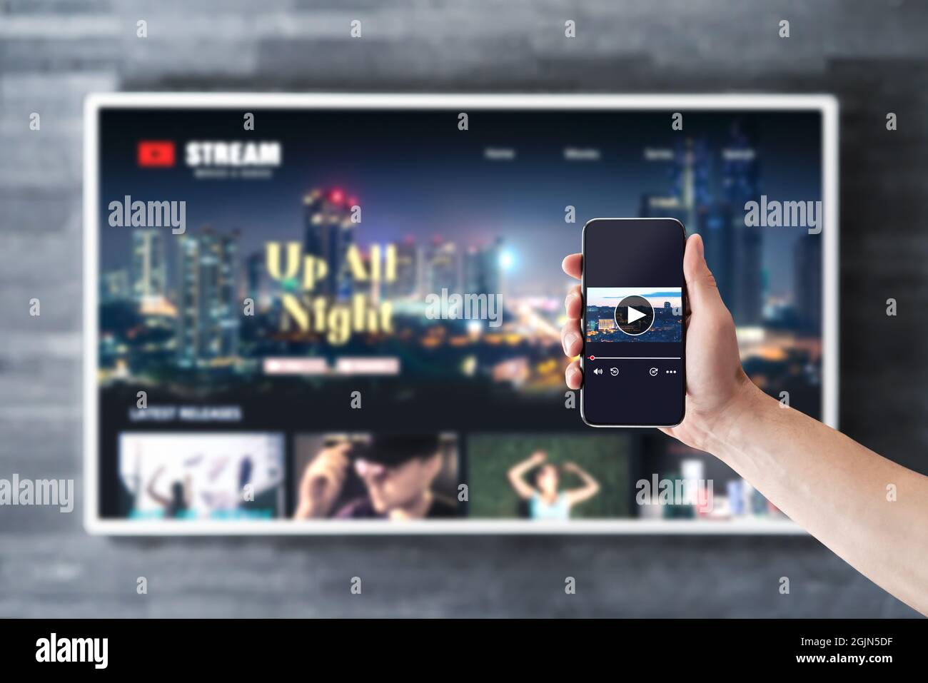 Flux de films avec télévision et téléphone. Regarder des séries à la  demande (VOD) avec la télévision intelligente et le téléphone portable.  Homme utilisant l'application de lecteur vidéo de télécommande Photo Stock -