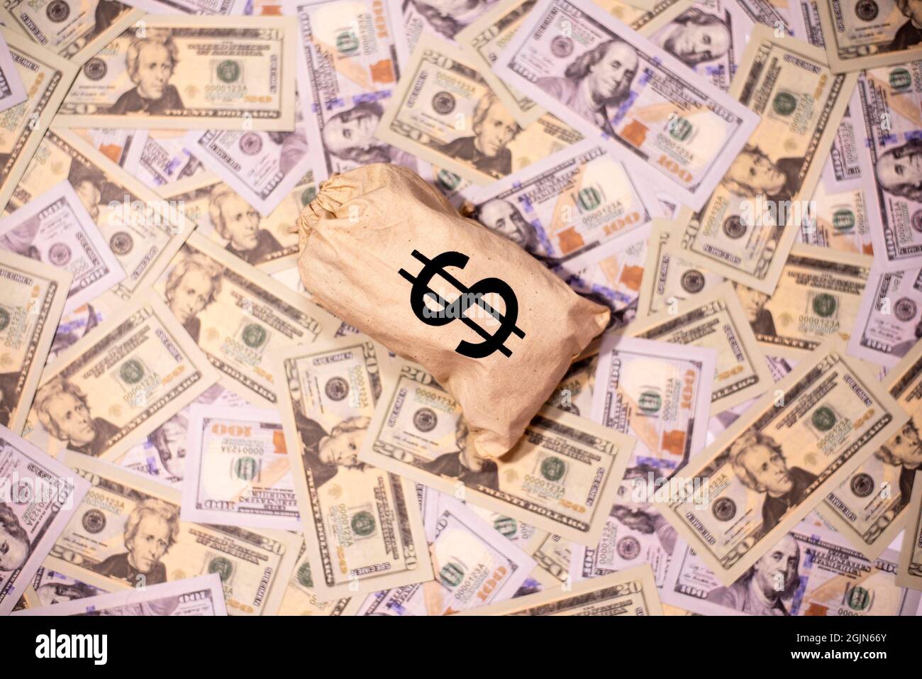 Un cerf de la monnaie papier américaine dans le sac de signe dollar américain sur le fond de la monnaie papier américaine. Banque D'Images