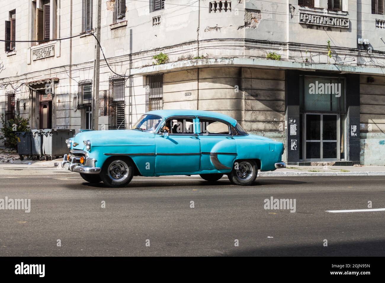 LA HAVANE, CUBA - 21 FÉVRIER 2016 : voiture d'époque dans la rue de la Havane. Banque D'Images