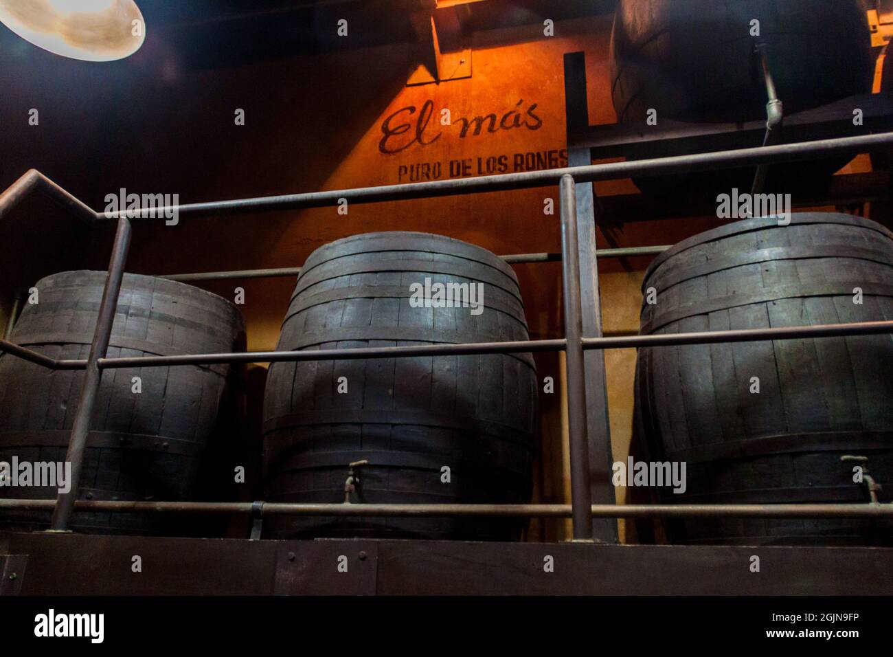 LA HAVANE, CUBA - 23 FÉVRIER 2016 : fûts de rhum en bois dans une exposition du Musée Museo del Ron Rum à la Havane. Banque D'Images