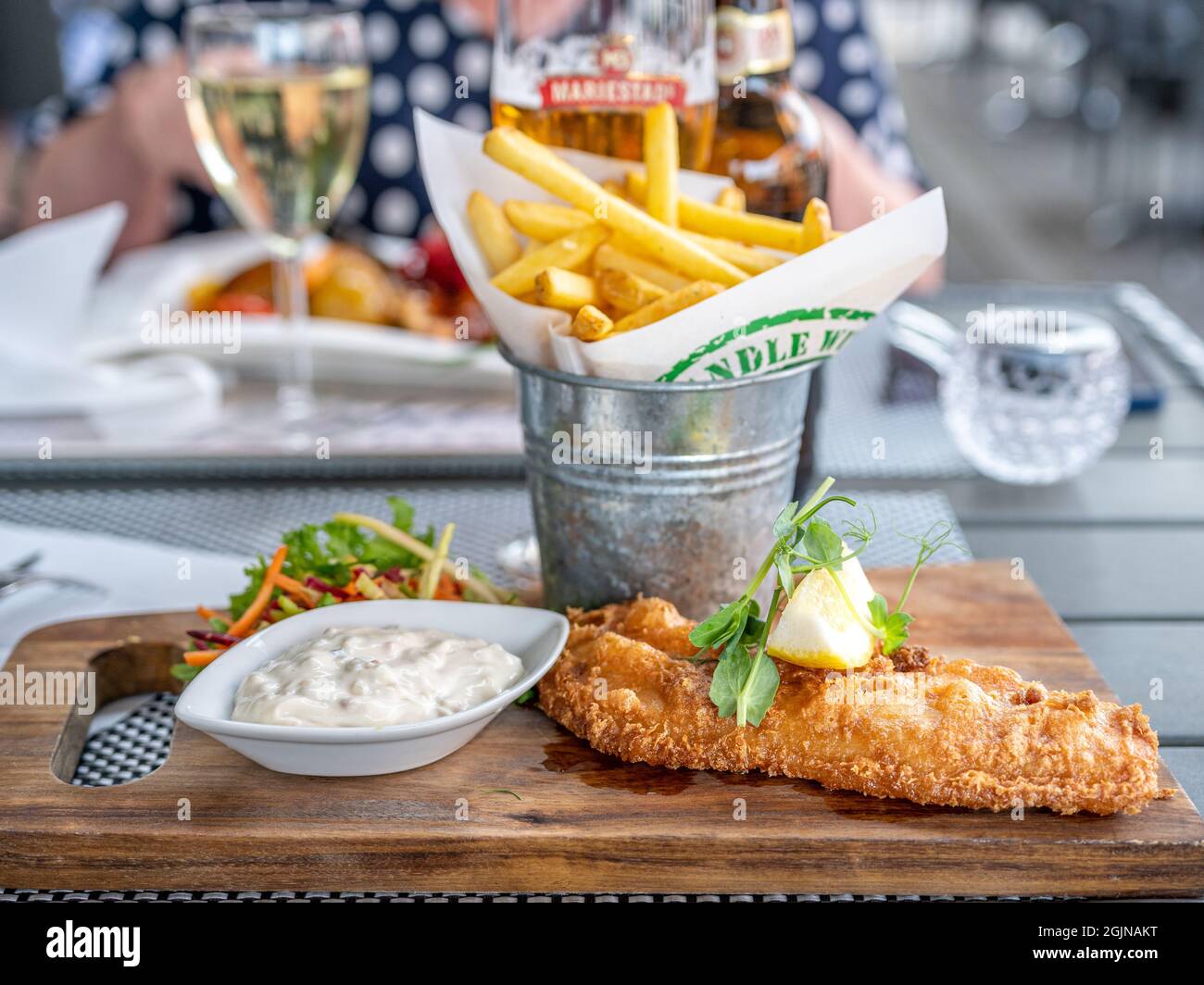 Des Fish and chips sont servis dans un restaurant à Borgholm, sur l''île suédoise de la mer Baltique, à l''Öland. Banque D'Images