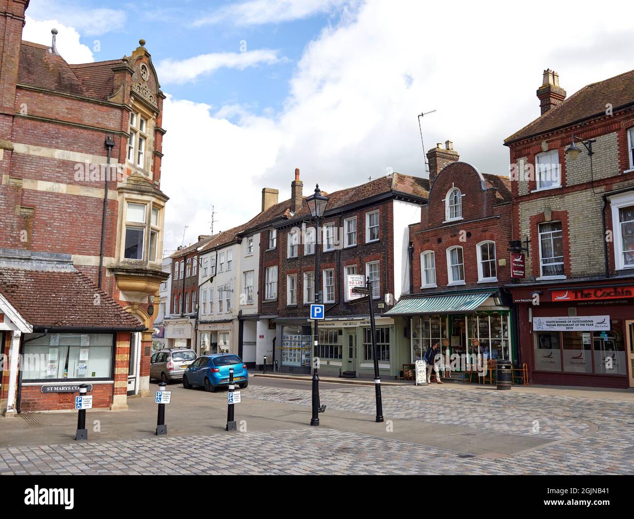 The Tambury Gazette et les bâtiments associés dans le village fictif de Tambury pour la série à succès Netflix After Life, avec Ricky Gervais. Banque D'Images