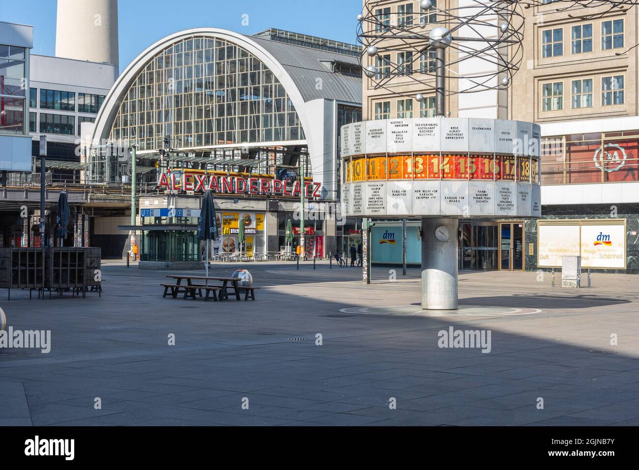 Alexanderplatz avec horloge mondiale à Berlin Banque D'Images