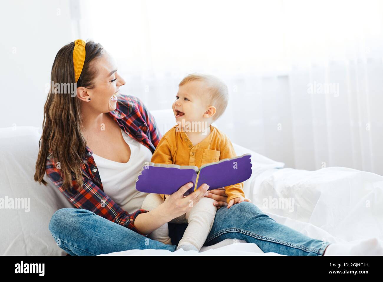 mère enfant bébé bood lecture éducation apprentissage avoir plaisir famille heureux garde enfant garçon soleil Banque D'Images